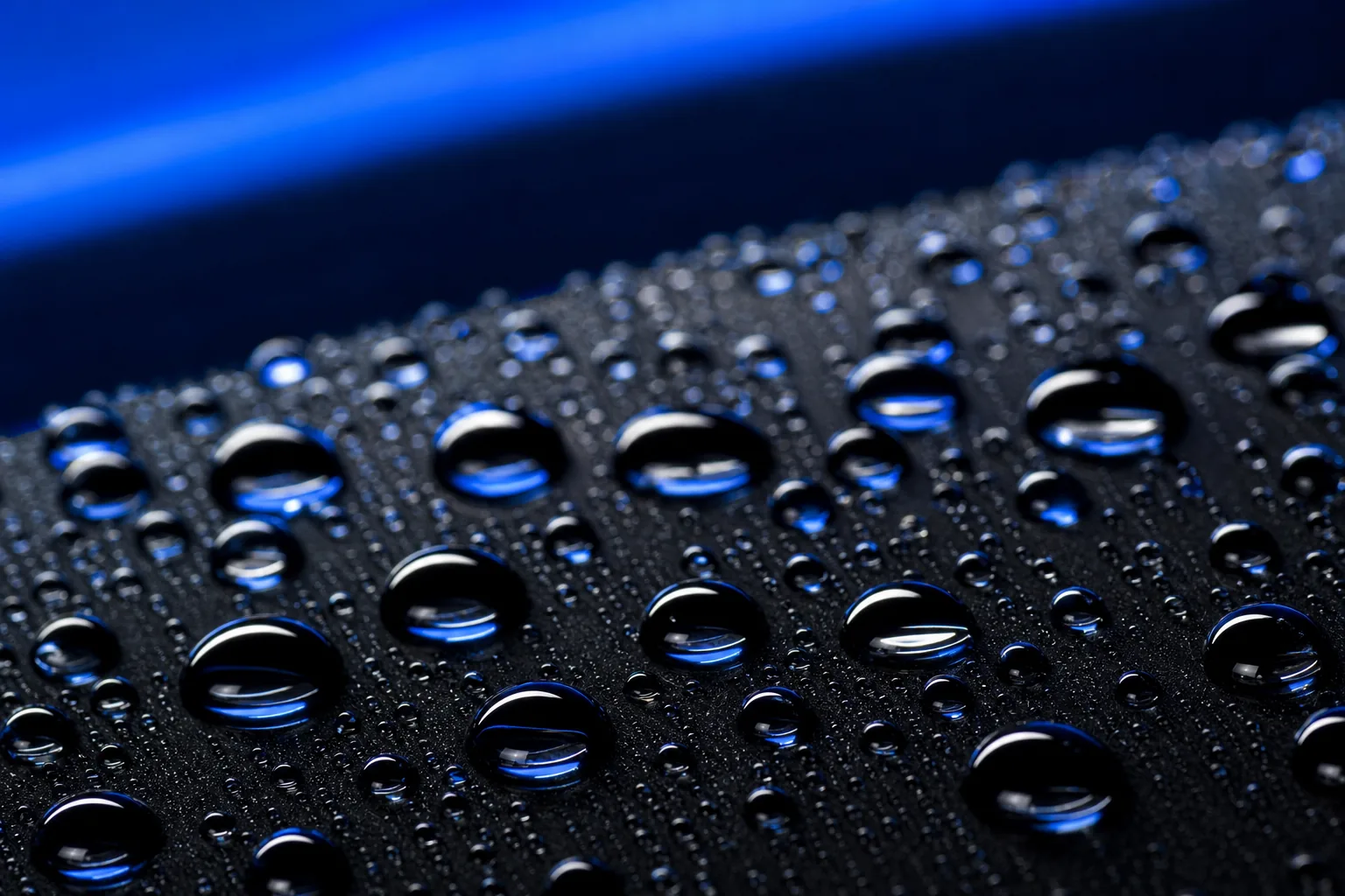 Wasserperlen auf keramikversiegeltem schwarzem Lack