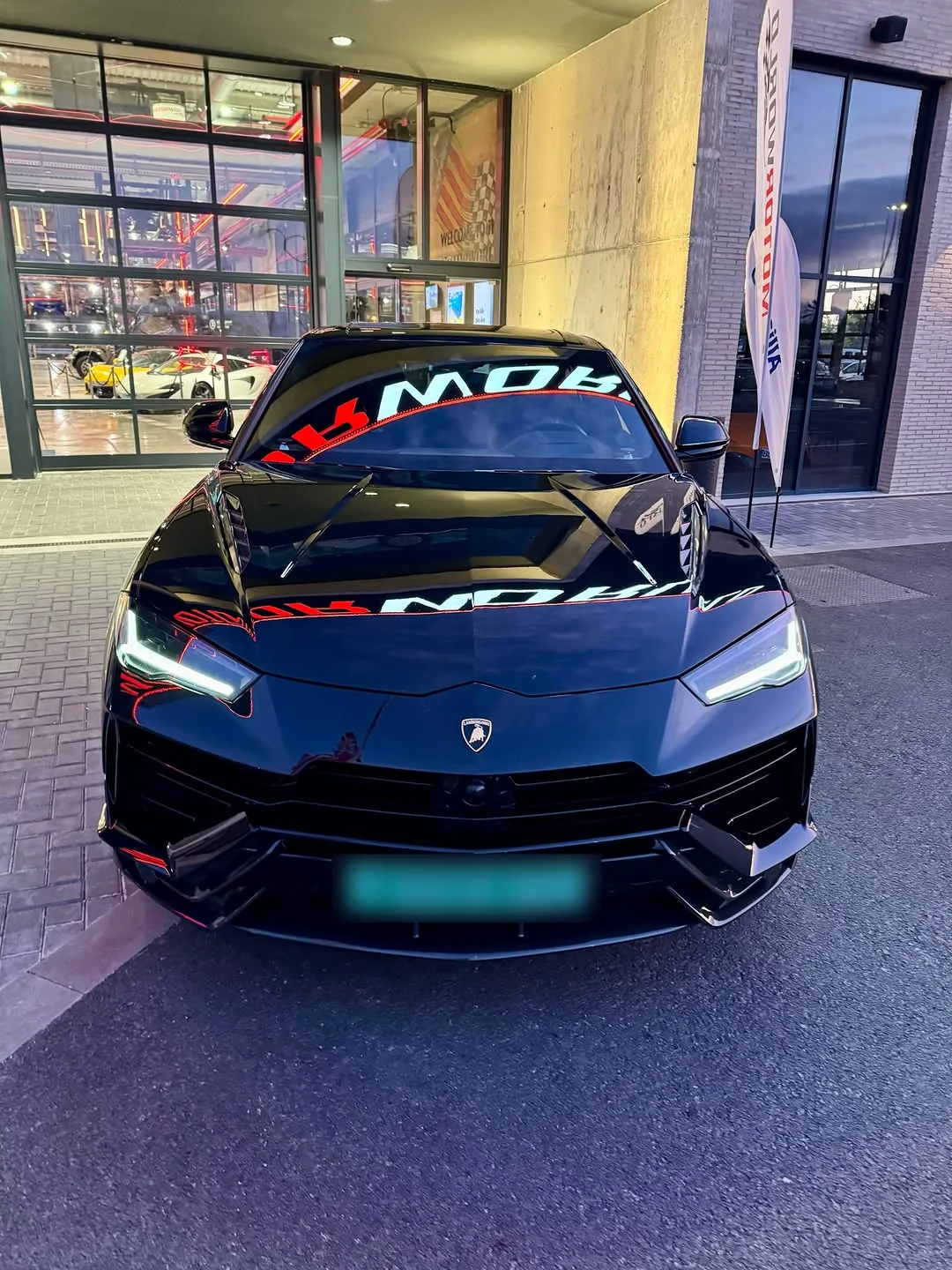 Lamborghini Urus Performante nach Lackkorrektur und Versiegelung vor Motorworld Mallorca